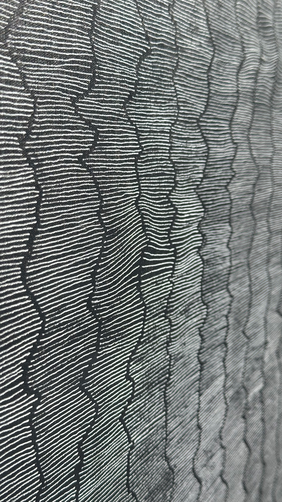 S/t (2025) en horizontal: renglones de trazos como olas de mar, tinta blanca sobre negro, Sonsoles Romero
