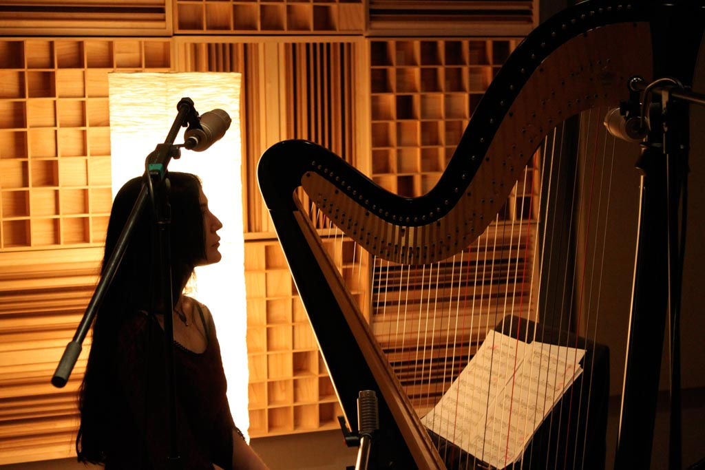 artiste jouant de la harpe dans un studio d'enregistrement