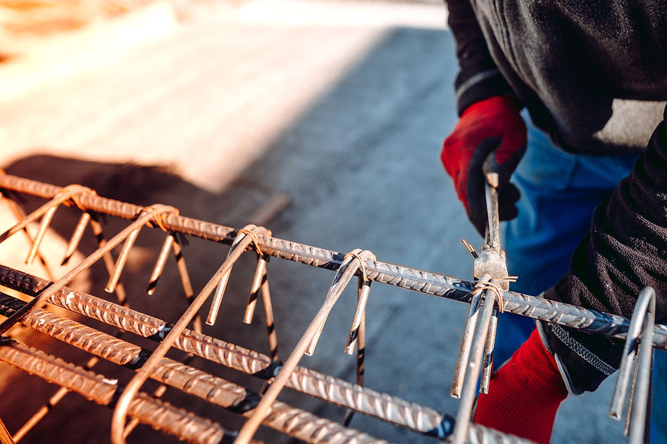Un homme travaillant sur des tiges métalliques