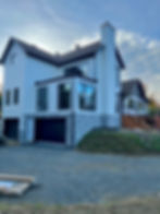 Une maison spacieuse avec un garage et une allée