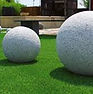 Sphère granit bouchardé gris clair pour aménagement paysager