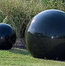 Sphère noire pierre polie décorative pour jardin moderne