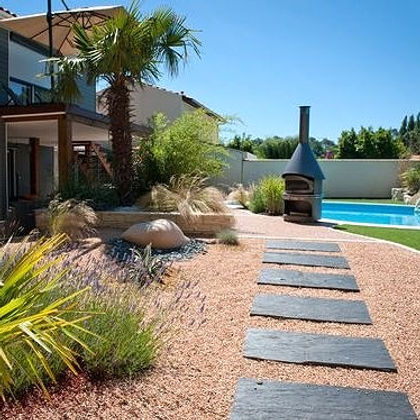 Gravier concassé saumon rosé pour allées élégantes