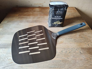 Pizza peel with semolina flour