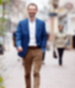 Wolfram Bernhardt läuft durch die Weinheimer Altstadt