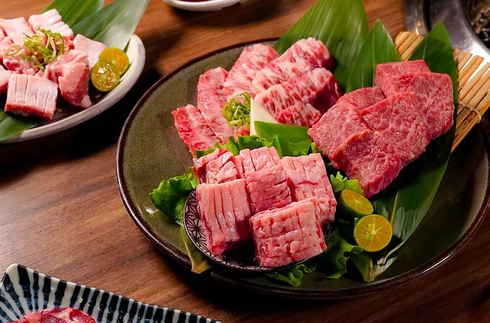 和牛三拼:後腹肉(左)、板腱(右上)、肋條(右下)