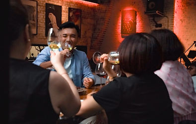 兩個地號拼成的 L 型老屋,換上了自然酒的靈魂。吧台是一座小小劇場,座位區是朋友們的秘密據點;包場時,它能瞬間化身專屬舞台。