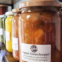 Regal mit verschiedener Ware von Westfalen im Glas / Lietsch