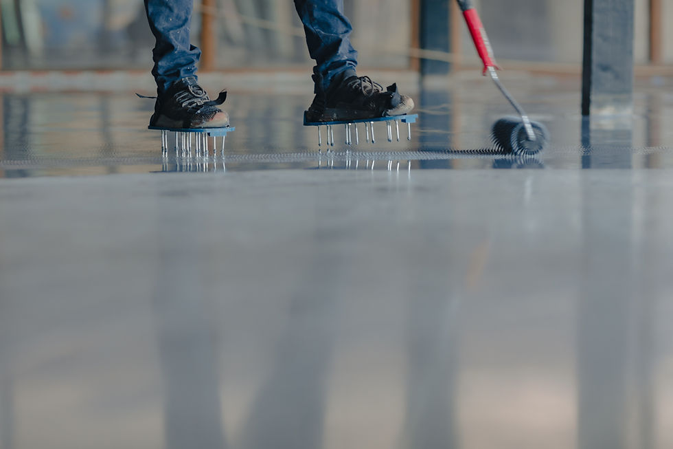 The worker applies gray epoxy resin to the new floor.jpg