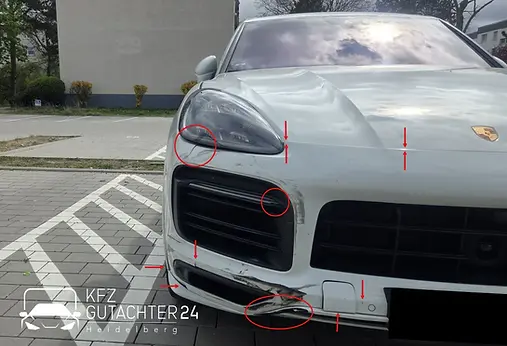 Porsche Cayenne mit Unfall an der Front wird begutachtet von einem Kfz Gutachter von Kfz Gutachter 24 Heidelberg für ein Unfallgutachten
