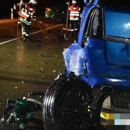 Unfall auf der Autobahn wird durch die Feuerwehr geräumt