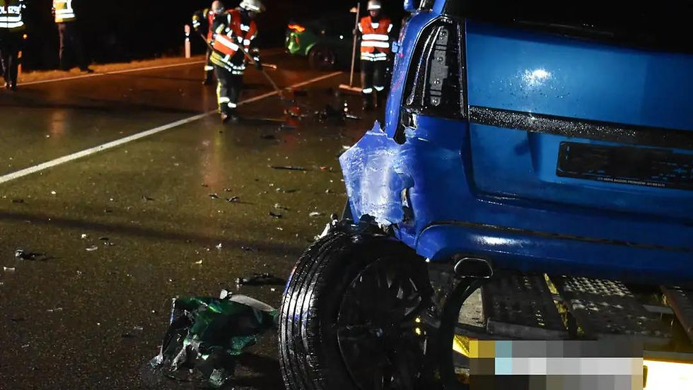 Unfall auf der Autobahn wird von der Feuerwehr geräumt