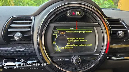 Mini Cooper mit Auffahrwarnung wird geprüft von einem Kfz Gutachter von Kfz Gutachter 24 f