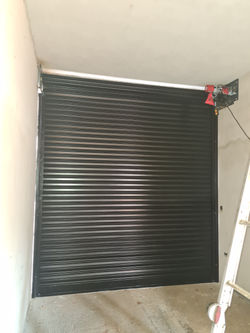 Manutenção completa de porta de enrolar em Londrina, apresentando alinhamento perfeito após interven