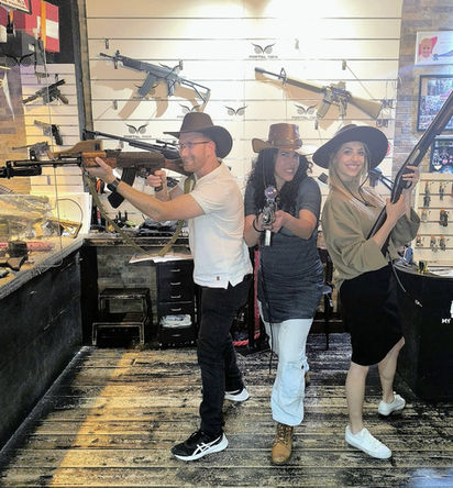 אנשים חווים ירי במטווח ירי חוויתי עם כלי נשק