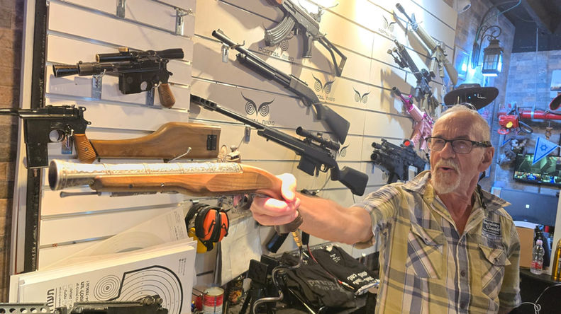 מדריך מדגים רובה במטווח ירי חוויתי