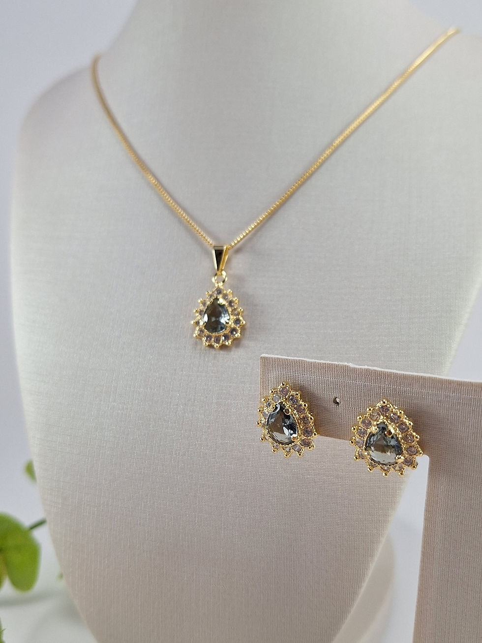 Miniatura: Conjunto de colar e brincos cravejados com pedra fumê - banhado em ouro