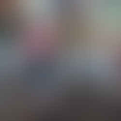 Persona mayor con carrito de compras vacío