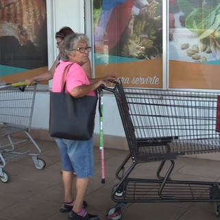 Persona mayor con carrito de compras vacío