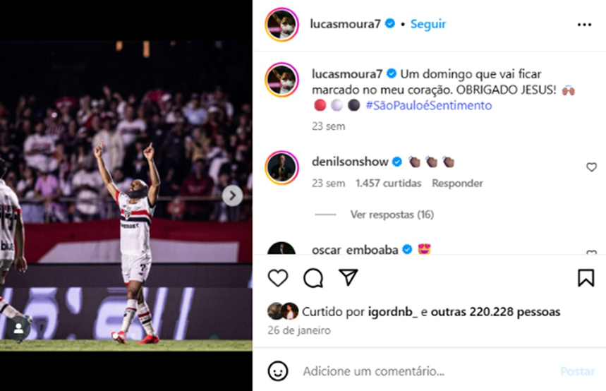 Lucas Moura apontando para o céu e agradecendo a Jesus após uma partida. Imagem: Instagram/@lucasmoura