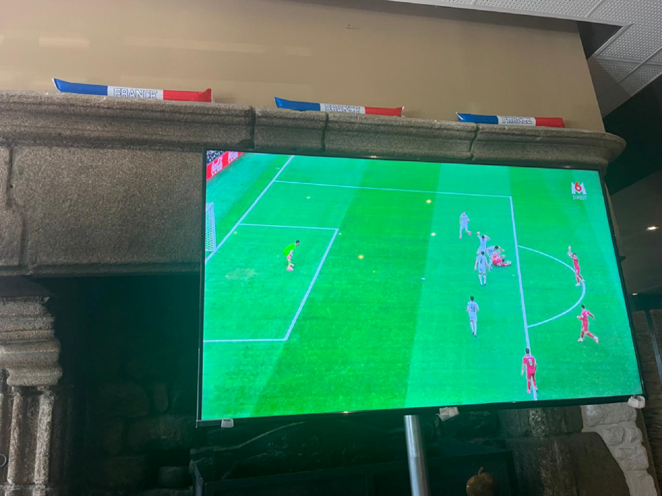 Imagem 1 – TV enfeitada com balões nas cores da França (Hotel Brit). Imagem: Carmen Rial