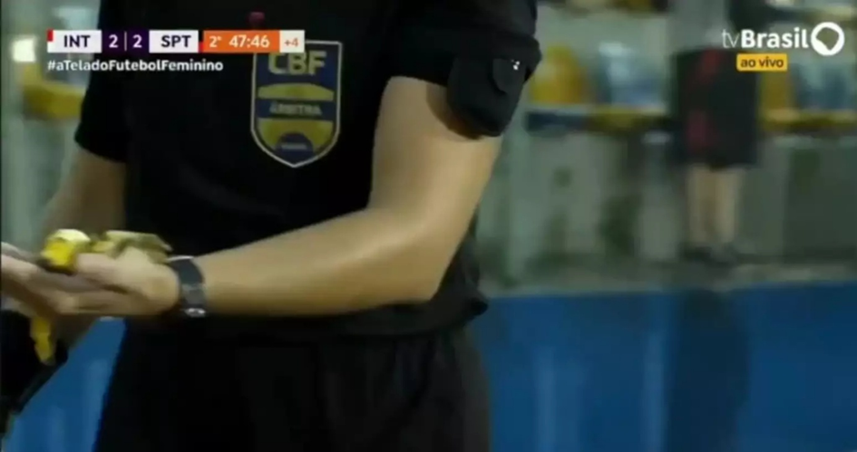 Ato racista? Torcida do internacional atira banana em jogadoras do Sport. Imagem: TV Brasil/Esporte News Mundo