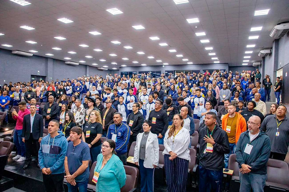 Público acompanha a execução do Hino Nacional © Divulgação