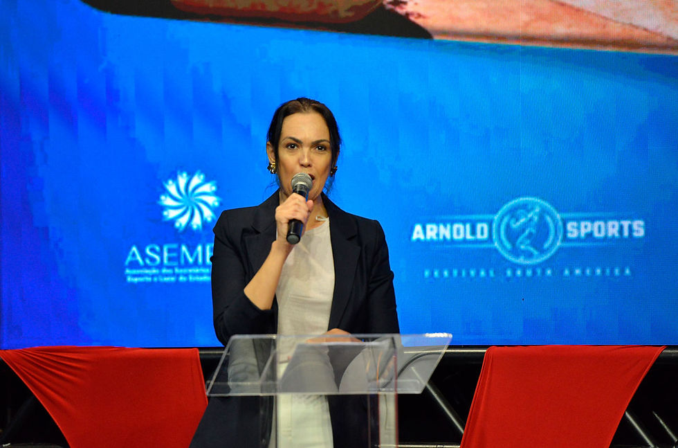 Luciana Priami conduz a cerimônia com excelente desempenho © Global Sports