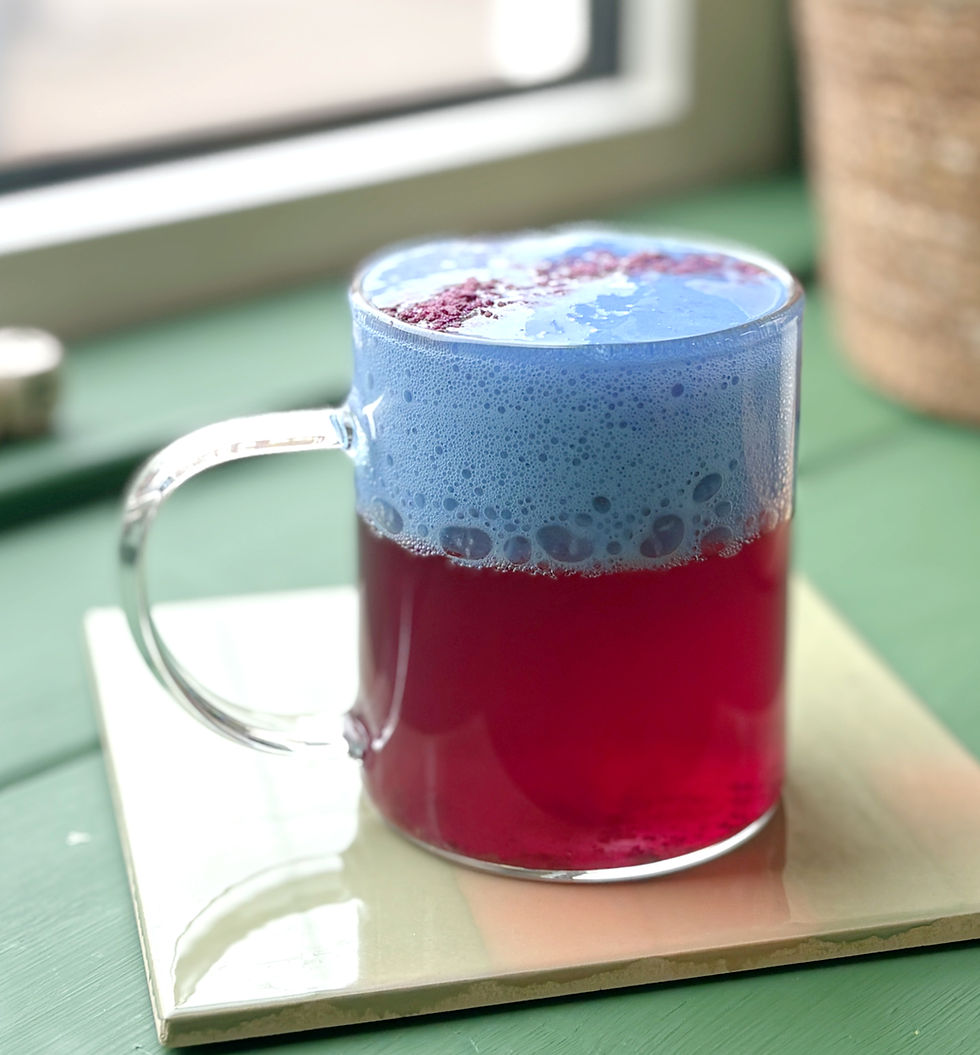 Purple hibiscus Nice Tea with blue spirulina coconut foam at Happy Tea Amsterdam