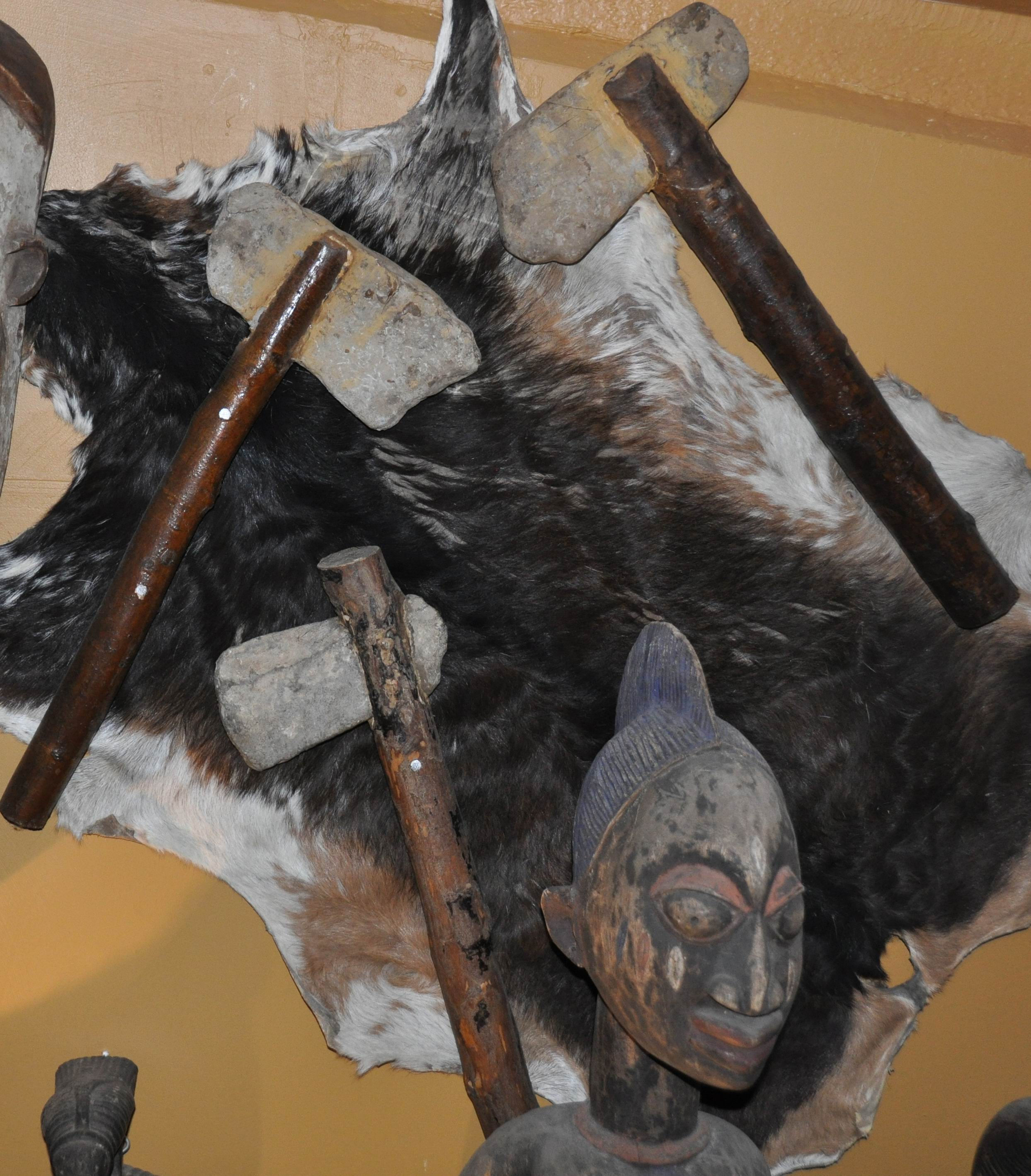 Haches de style préhistorique