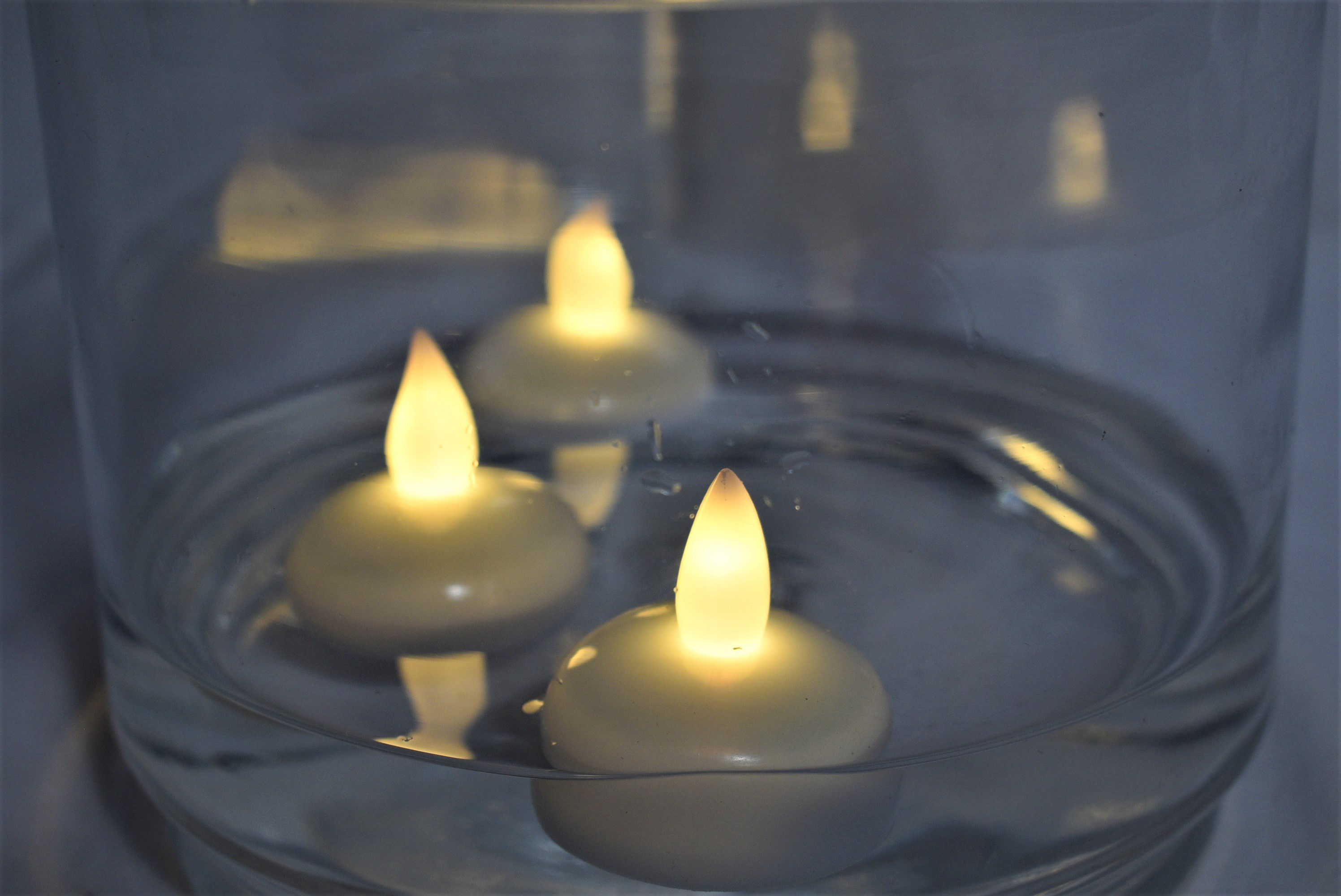 Petites bougies flottantes sur l'eau