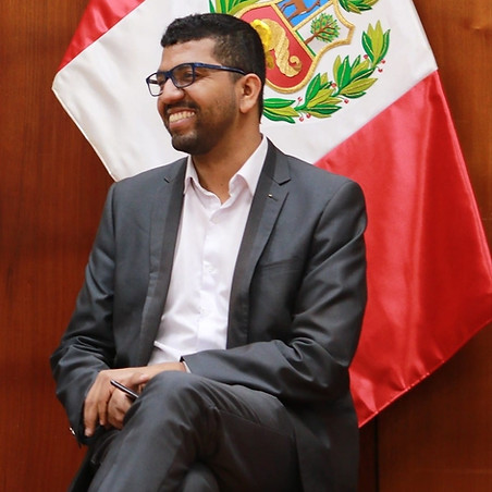 Foto bandera Perú.jpeg