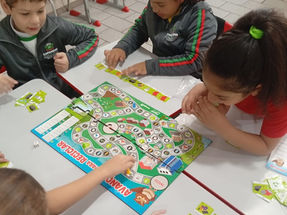 crianças jogando o Avançar para Reciclar