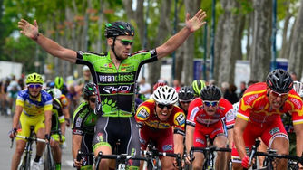 Robin Stenuit monte en grade.