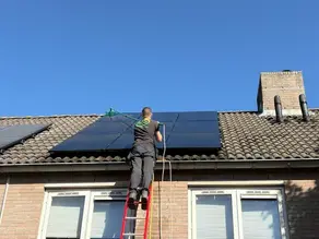Zonnepanelen reinigen – Waarom schoonmaken zoveel verschil maakt