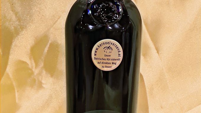 0,5 Liter Flasche Steirisches Kürbiskernöl, Kürbisbauernhof Zachenegger, Styrian pumpkin seed oil 0.5 litre