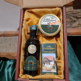 Geschenkkarton mit Steirischem Kürbiskernöl, Kürbisknabberkernen und Kürbiskernschokolade