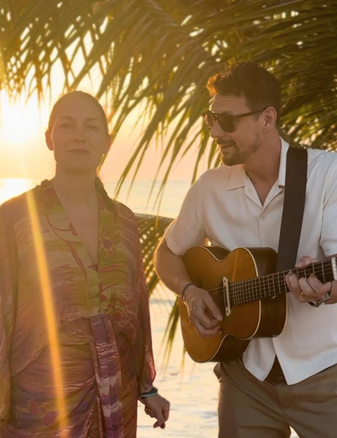 The GetSomeWine duo, vocals and guitar, performs live music on the beach in Mexico during an international event for Club Med.
 Duo zang en gitaar van GetSomeWine speelt live muziek op het strand in Mexico tijdens een internationaal evenement voor Club Med.
 Le duo chant et guitare de GetSomeWine joue de la musique live sur la plage au Mexique lors d'un événement international pour Club Med.