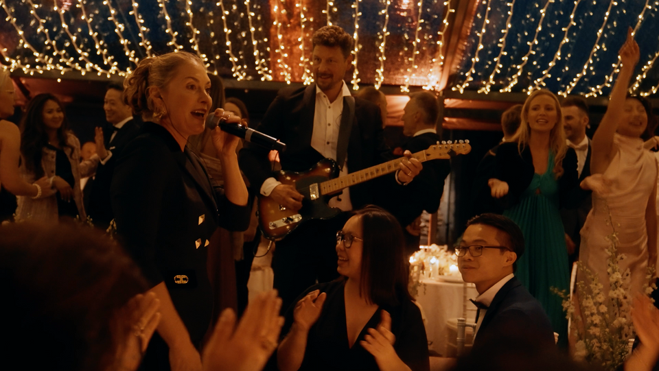Oljana and Koen from GetSomeWine perform live music in tuxedos under the stars in a glass tent in Belgium, exclusively for the 'GSW Festive Dining' concept.
 Oljana en Koen van GetSomeWine spelen live muziek in smoking in een glazen tent onder de sterren in België, exclusief voor het 'GSW Festive Dining'-concept.
 Oljana et Koen de GetSomeWine jouent de la musique live en smoking sous les étoiles dans une tente en verre en Belgique, exclusivement pour le concept 'GSW Festive Dining'.