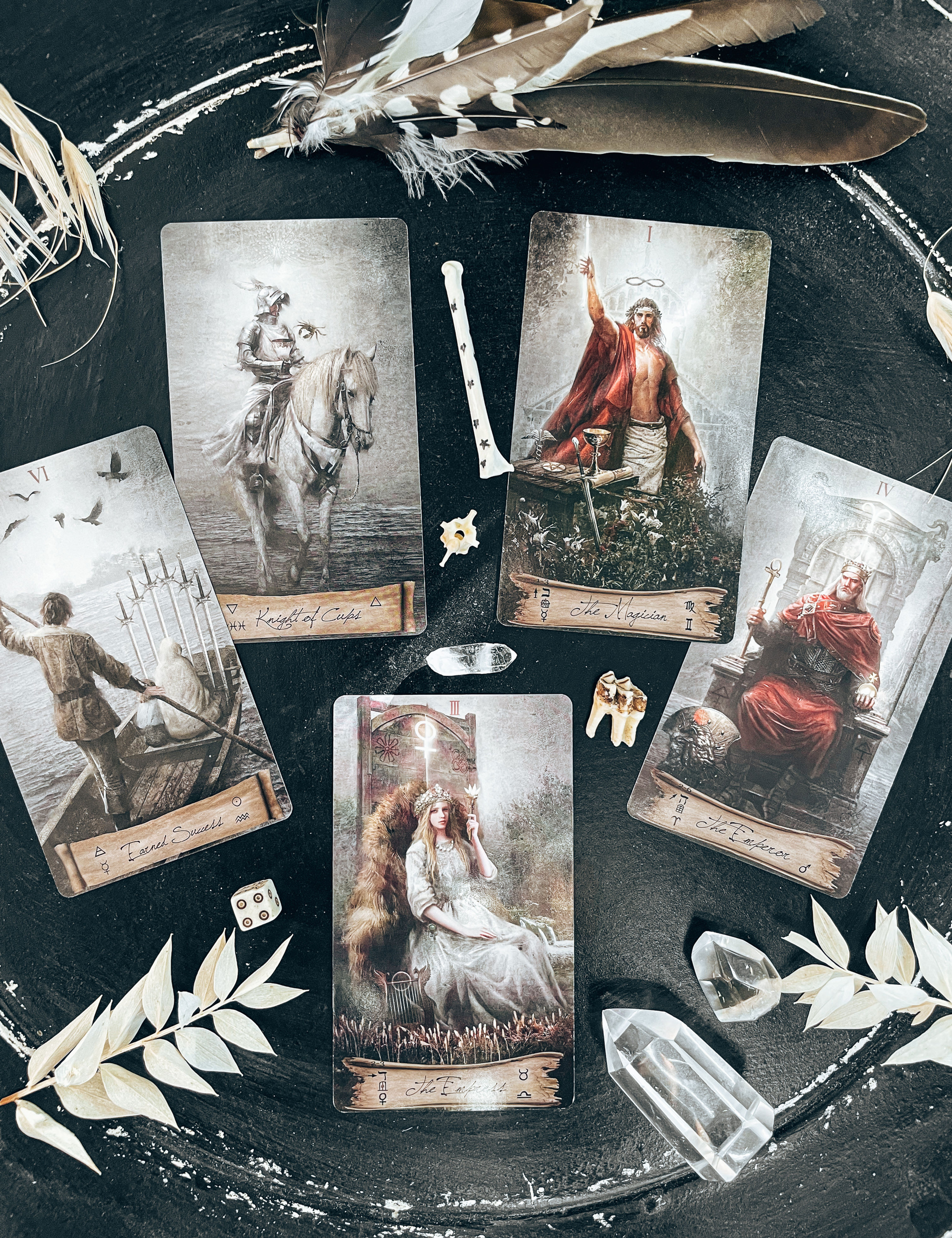 Tarotkarten in mystischen Farben. Kleiner Zahn, ein Knochen und ein Bergkristall