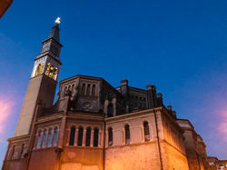 photo5913384941515813779