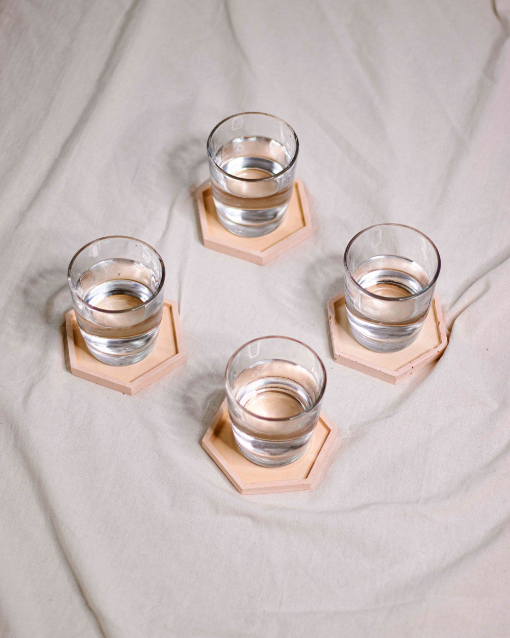 Set de 4 portavasos hexagonales de concreto