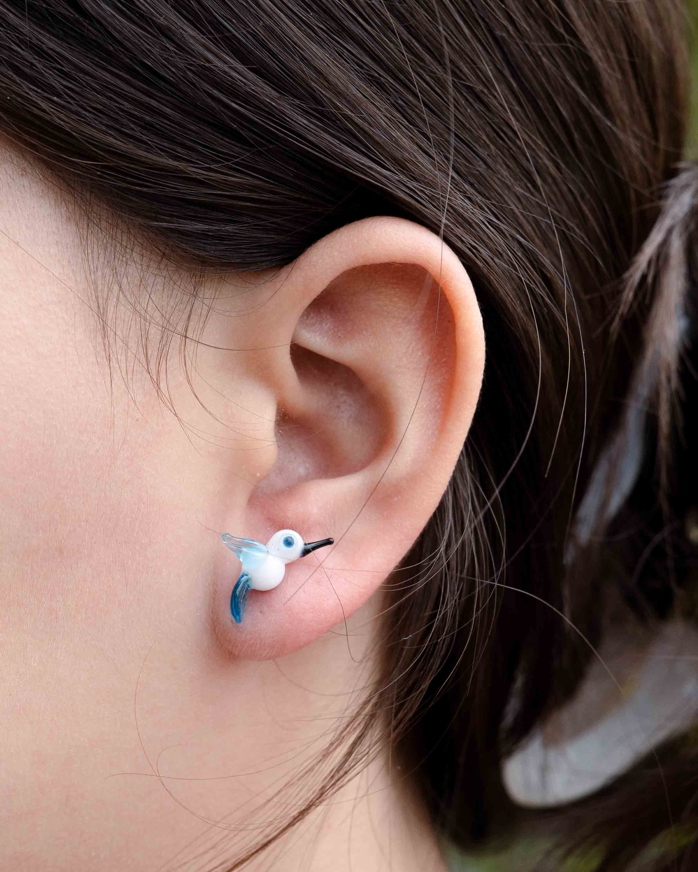 Arete de cristal en forma de colibrí azul