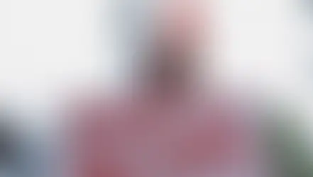 Mulher em manifestação com a placa "Pare de nos matar". Mão esquerda levantada e manchada com tinta vermelha