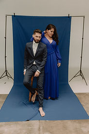 Un hombre y una mujer posando en ropa color azul