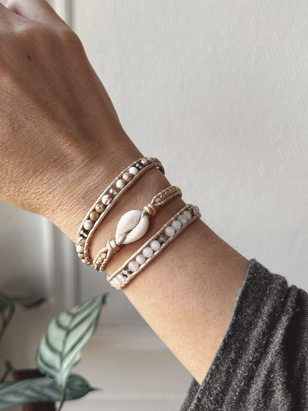 Miniature : Bracelet coquillage cuir rose jaspe cristal de roche pierres naturelles semi-precieuses porté