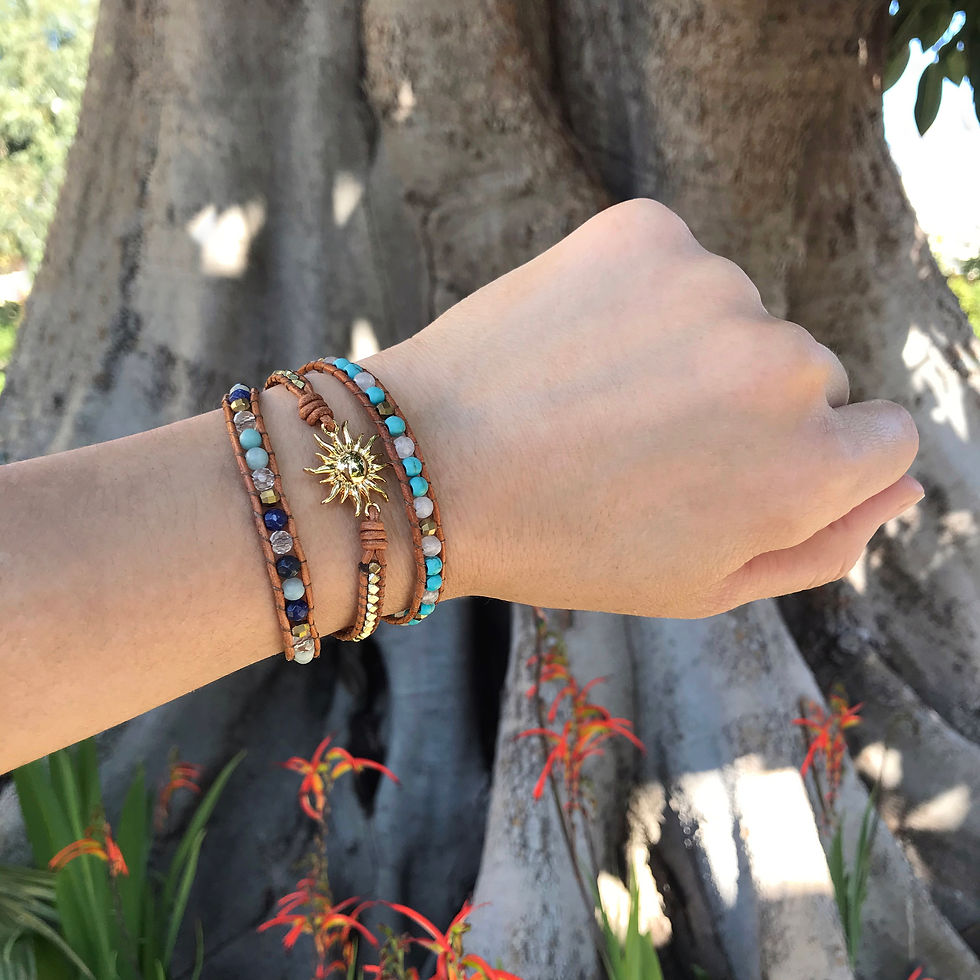 Thumbnail: Bracelet vue de face cuir naturel pierres turquoise quartz blanc bijou soleil plaqué or Wrap Vintage porté