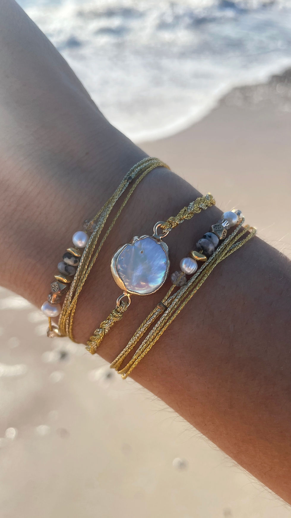 Thumbnail: Bracelet Wrap Vintage SOLEIA 3 tours en pierres naturelles porté