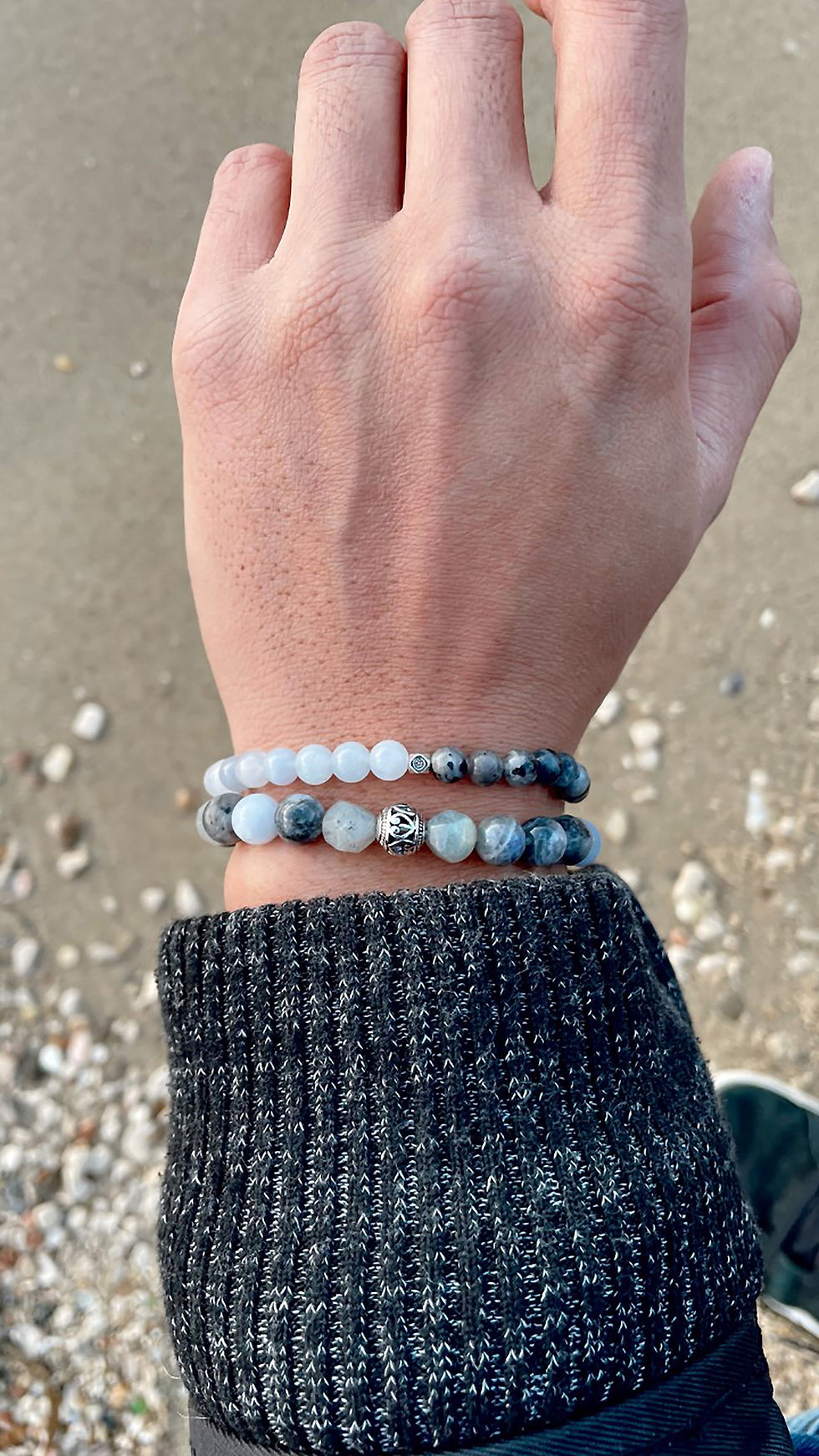 Thumbnail: Bracelets THAE ELENDIL pierres naturelles Labradorite porté homme