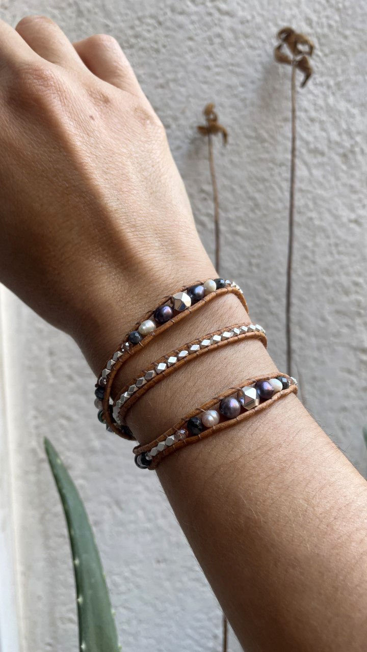 Thumbnail: Bracelet Wrap Vintage Arwen pierres naturelles perles de culture femme 3 tours porté